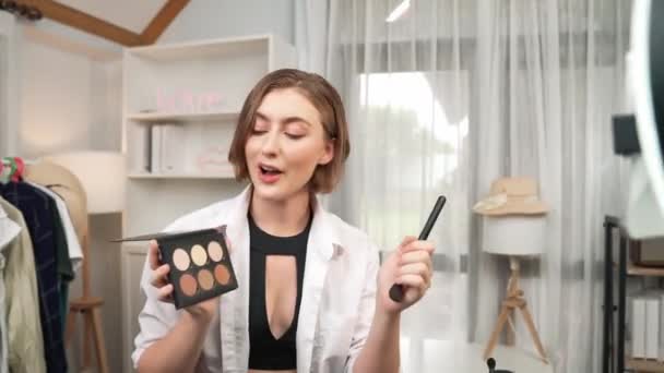 Kvinde Influencer Skyde Live Streaming Vlog Video Gennemgang Makeup Prim – Stock-video