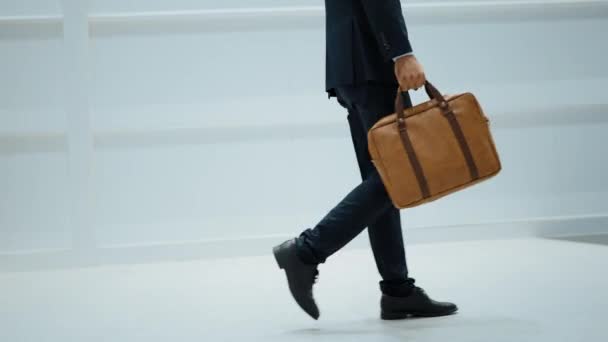 Κοντινό Πλάνο Του Επαγγελματία Επιχειρηματίας Πόδι Περπάτημα Ενώ Κρατώντας Τσάντα — Αρχείο Βίντεο