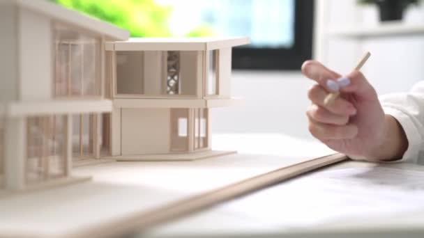 Cetvel Ölçü Evi Modelini Kullanarak Modern Ofisteki Planlar Üzerine Yazarak — Stok video