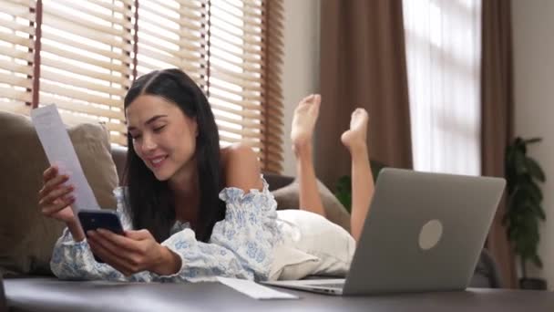 Giovane Donna Sdraiata Sul Divano Utilizzando Laptop Con Carta Credito — Video Stock