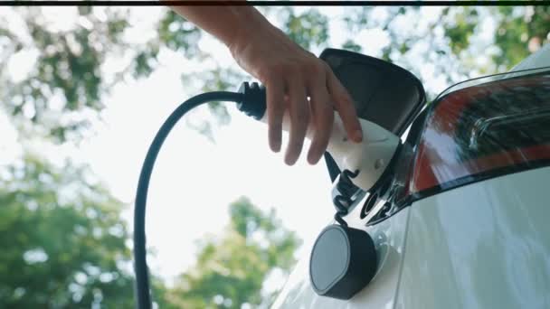 Omul Mișcare Lentă Pus Încărcătorul Pentru Reîncărca Bateria Mașinii Electrice — Videoclip de stoc