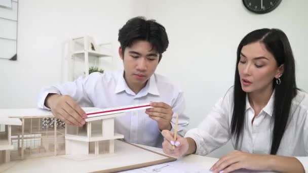 Ingegnere Architetto Asiatico Professionista Che Misura Lunghezza Del Modello Casa — Video Stock