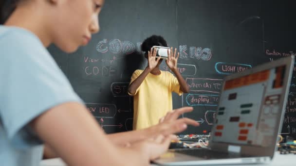 Закрытие Программы Ручного Кодирования Школьницы Время Африканский Студент Использующий Виртуальную — стоковое видео