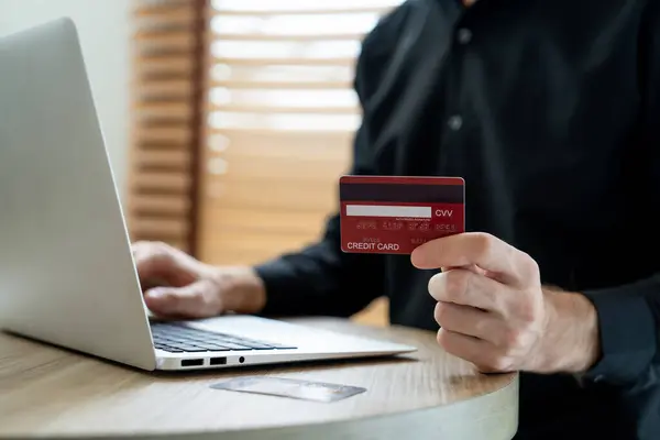 Młody Człowiek Korzystający Laptopa Kartą Kredytową Bankowości Internetowej Zakupów Online — Zdjęcie stockowe