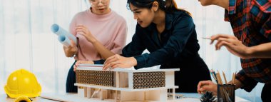 Mimar mühendis takımı tartışma ve ev yapımı analizleri yapıyor. Ev yapısıyla ilgili profesyonel iç mimar beyin fırtınası kararı. Yaratıcı karar ve takım çalışması konsepti. Filizlenen.