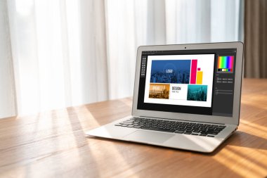 Web sayfasının modern tasarımı ve bilgisayar ekranında gösterilen ticari reklamlar için grafiksel tasarımcı yazılımı