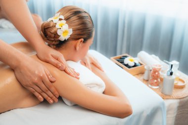 Kafkasyalı kadın müşteri stres önleyici spa masajının keyfini çıkarıyor ve lüks otel ya da oteldeki gündüz açık ortam güzellik salonunda güzellik teniyle eğleniyor. Sessiz.