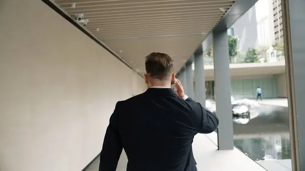 Вид Сзади Счастливого Менеджера Разговаривающего Телефону Время Прогулки Современным Корридам — стоковое фото