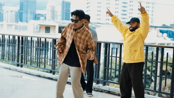 Hipster Utför Break Dance Medan Partner Dansar Tillsammans Korridoren Moderna — Stockfoto