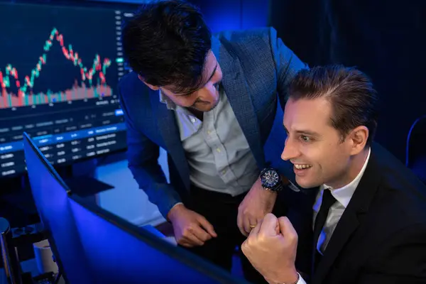 Due Trader Borsa Successo Alzando Pugno Raggiungimento Della Valuta Digitale — Foto Stock