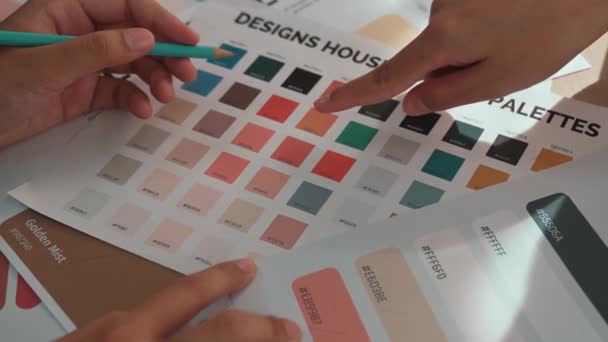 两个设计师头脑风暴的慢动作手部特写 选择颜色进行平面设计工作或客户咨询 并在设计代理办公室进行色彩咨询 — 图库视频影像