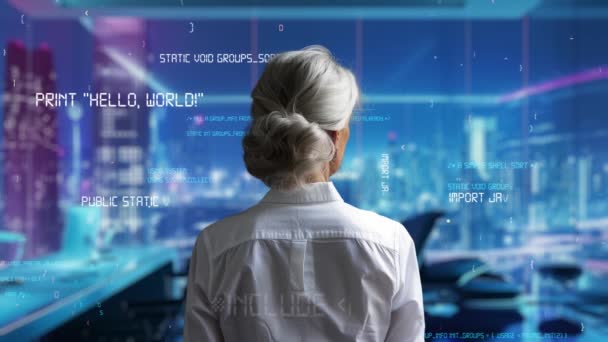Programadora Sênior Envolvida Engenharia Analisando Software Através Holograma Bot Aberto — Vídeo de Stock