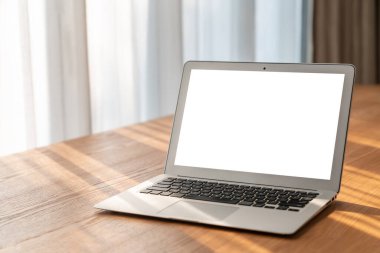 Tasarımınız için mod bilgisayardaki beyaz boş ekran monitör ekranında maket yapın