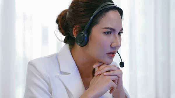 Mujer Negocios Que Usa Auriculares Que Trabajan Oficina Para Apoyar —  Fotos de Stock