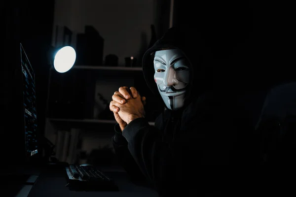 Blanc Souriant Masque Criminel Anonyme Caméra Recherche Avec Les Mains — Photo