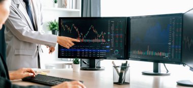 Profesyonel borsacı, finansal yatırım için yetenekli bir iş kadınına büyüme grafiği ile ilgili hisse senedi sundu. Hisse senedi. Hisse senedi. Borsa konsepti. Filizlenen..