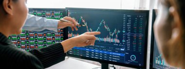 Yetenekli yatırımcılardan oluşan bir grup hisse senedi yatırımını tartışıyor. İşadamları yatırım kararları almadan önce hisse senedi çizelgelerine bakarlar. Borsa ticaret konsepti. Kesilmiş görüntü. - Yakın çekim. Filizlenen.