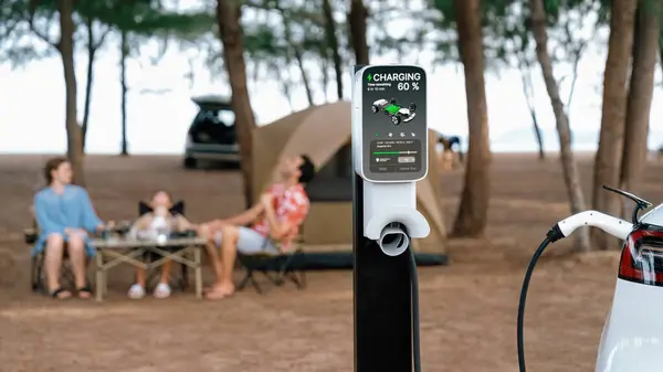Alternatieve Familie Camping Reis Langs Het Strand Met Elektrische Auto — Stockfoto