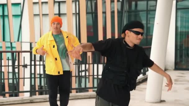 Два Профессиональных Хипстера Танцуют Вместе Переходят Хип Хоп Музыку Торговом — стоковое видео