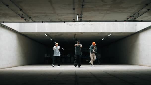 Largo Tiro Grupo Hipster Bailar Juntos Mientras Realizan Boy Danza — Vídeo de stock