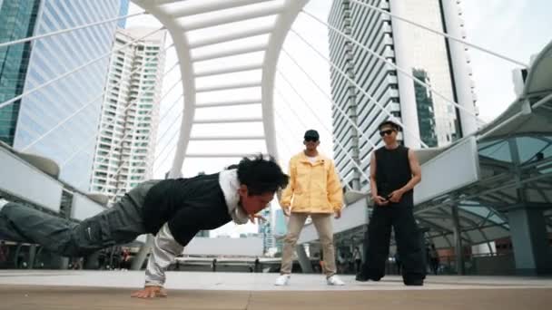 Egy Csapat Profi Multikulturális Táncos Felvidul Miközben Ázsiai Hipszter Lép — Stock videók