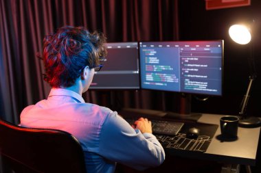 Uygulama pc ekranları ile çevrili çevrimiçi yazılım geliştirme bilgilerini yoğunlaştıran IT geliştiricisi, neon modern ofis evindeki web sitesinde yazılım için program yaratıyor. Toplayıcı.