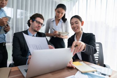 Ofis masasındaki finansal veri raporlarını analiz eden çeşitli bir grup iş analisti. Stratejik pazarlama planlaması için iş istihbarat analizine göre grafikler ve grafikler.