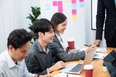 Asyalı analist ekibi toplantı masasındaki mali raporu analiz etmek için veri bilimi Fintech kontrol paneli veri kâğıdını kullanıyor. İş stratejisi ve pazarlama göstergeleri için veri analizi. Uyum