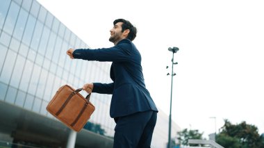 Başarılı bir iş adamı ayakta durarak satışların artmasını kutluyor. Mutlu proje yöneticisi ya da lider başarılı bir projeyle gurur duyuyor, terfi alıyor, iş buluyor. Aşırı sevinç ve mutluluk. Sevinçli..