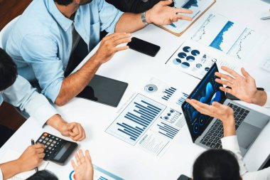 Analist ekibi toplantı odasındaki mali verileri analiz etmek için BI Fintech 'i kullanıyor. İş adamları, ticari öngörü ve stratejik pazarlama planlama için iş dünyası panelinin gücünü kağıt üzerinde analiz ediyor.