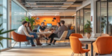 Bulanık fotoğraf, modern açık planlı ofisin dinamik atmosferini, tartışan ve çalışan insanlarla yakalıyor. Saygıdeğer.