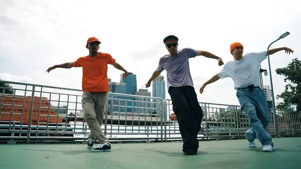 Bir Grup Yetenekli Break Dansçı Çatıda Birlikte Hip Hop Dansı — Stok fotoğraf