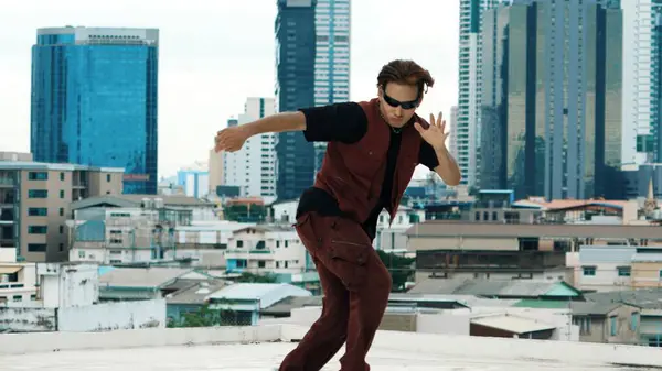 Professionell Asiatisk Breakdansare Praktiserar Boy Dance Medan Mångkulturella Vänner Taket — Stockfoto