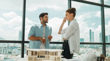 Stres mimarı mühendis takımı ev modeli inşaatı hakkında konuşuyor. Başarılı iç tasarım beyin fırtınası, paylaşım, mimari tasarım. Yaratıcı tasarım. İzleme