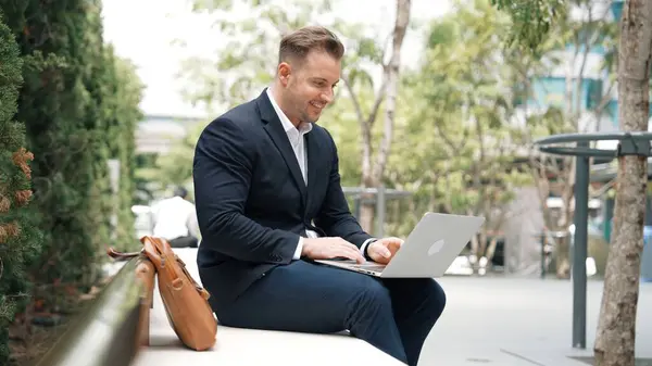 Vista Lateral Pessoas Negócios Que Trabalham Laptop Enquanto Estão Sentados — Fotografia de Stock