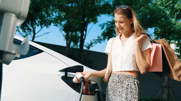 Young Woman Travel Electric Car Charging Green Sustainable City Outdoor — Stock Photo, Image