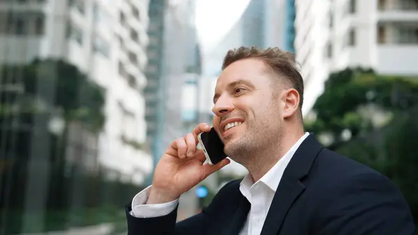 Бизнесмен Разговаривает Менеджером Финансовой Стратегии Используя Телефон Размытым Фоном Менеджер — стоковое фото