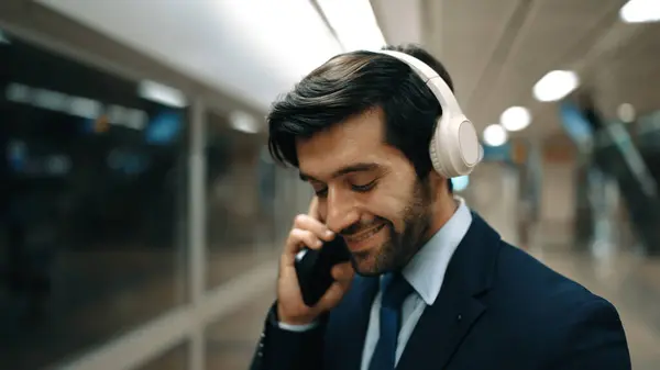 Homem Negócios Inteligente Chamando Telefone Enquanto Usava Fone Ouvido Estação — Fotografia de Stock
