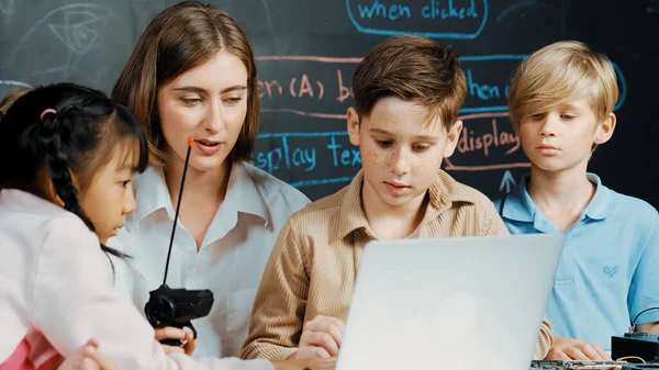 Kaukasische Jongen Met Behulp Van Laptop Programmeren Engineering Code Het — Stockfoto