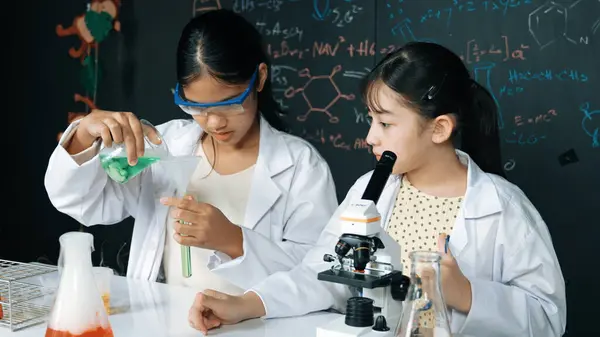 Junge High School Schüler Experimentieren Indem Sie Probe Reagenzglas Gießen — Stockfoto