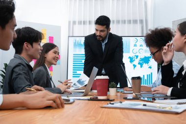 Pazarlama stratejisi için modern toplantıda veri analizi paneli ekranında sunan bir işadamı. Bir grup iş adamıyla konferans odasında iş sunumu. Uyum