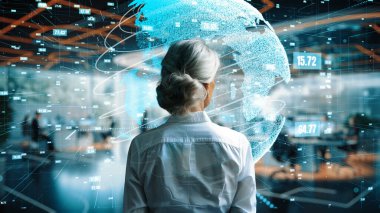 Üst düzey kadın programcı yapay zeka güdümlü pazarlama çözümleri için LISP Açık Robot Hologramı aracılığıyla yazılım analiz ediliyor.