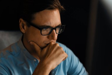 Dinamik veritabanı pazarlama analizi ile PC ekranındaki iş paragrafını araştıran stresli finansal analistin gece vakti modern ev ofisinde aylık rapor hazırlamasını düşünüyorum. Bireysel.