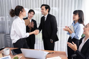 Bir grup iş adamı başarılı bir iş anlaşması toplantısı yaptıktan sonra el sıkıştı. Çeşitli yarış bürosu çalışanları şirket ofisinde pazarlama planlamasında ilerleme kaydettikten sonra kutlama yapıyorlar. Çok titiz.