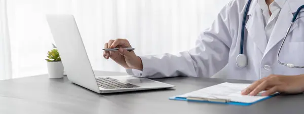 Dokter Zorgvuldig Bekijken Gedetailleerde Medische Rapport Met Laptop Diagnosticeren Van — Stockfoto