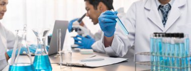 Kendini adamış bir grup bilim adamı kimyasal deneyler ve tıp laboratuarında aşı ilacı veya antibiyotiği geliştirmek için çığır açan bir araştırma yürütüyorlar. İlaç ve biyokimya laboratuvarı. Neoterik