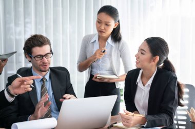 Modern ofis ortamında çalışan çeşitli etnik gruplardan çeşitli iş adamları. Üretken ve çok ırklı ofis çalışanları stratejik ticari pazarlama konusunda tartışmaya giriştiler. Habiliment