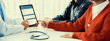 Çift, kısmen hamilelik planlaması için hastanede jinekologla doğum danışmanlığına gidiyor. Sevgi dolu karı koca doktor randevusunda birbirlerine destek oluyorlar. Panorama Katı