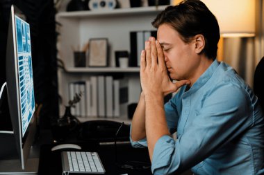 Dinamik veritabanı pazarlama analizi ile PC ekranındaki iş paragrafını araştıran stresli finansal analistin gece vakti modern ev ofisinde aylık rapor hazırlamasını düşünüyorum. Bireysel.