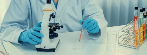 Pesquisador Laboratório Desenvolver Nova Medicina Cura Usando Líquido Químico Colorido — Fotografia de Stock